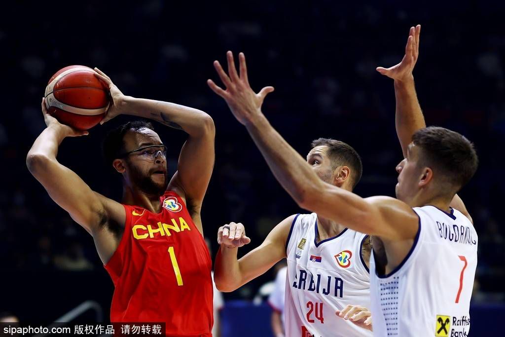 小龙（张文龙 饰）诞生于贫苦的家庭当中，母亲无力扶养小龙，因而将他送进了戏剧黉舍拜于占元（洪金宝 饰）为师，进修身手。在黉舍中，小龙结识了三毛（钟锦任 饰）、阿彪（黄剑伟 饰）同等门师兄，彼此之间结下了极其深挚的友情。 校规森严，三毛和小龙等人吃尽了苦头，却照旧酷爱着这门事业，于占元固然概况上黑口黑面，却发自心里的庇护和疼爱着他的门生们。一次偶尔中，三毛结识了名为程水仙的粤剧旦角，两情面投意合，走到了一路。跟着时候的推移，京剧的热度逐步撤退，不雅众愈来愈少，很多同业转战片子行业，混得风生水起。进不够出的于占元终究决议封闭黉舍，小龙等人是以掉往了独一呵护他们的家园，师徒恋恋不舍的分袂，迈向各自的人生。
